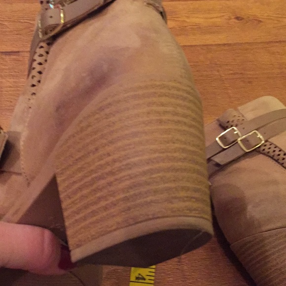 Tan boots - Picture 7 of 8